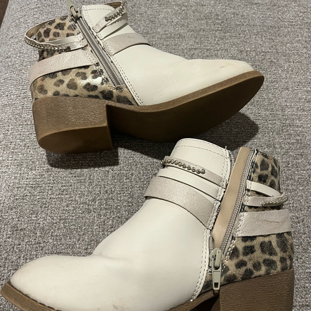 Girls boots size 2M. Color cream/beige. Leopard print in the back. Side zippers! - Picture 9 of 13